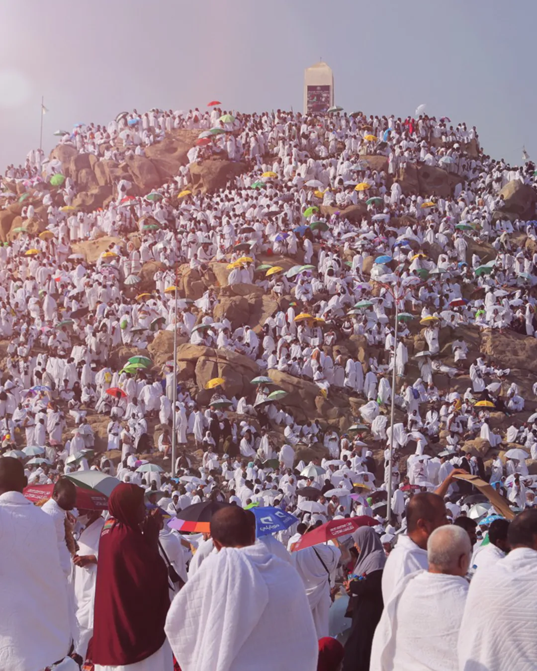 جبل عرفات مليء بالحجاج